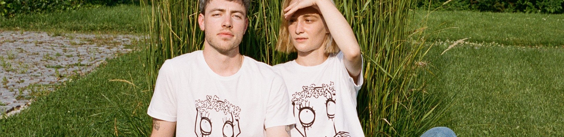 Mann und Frau mit weißen Quipster T-Shirt in der Natur