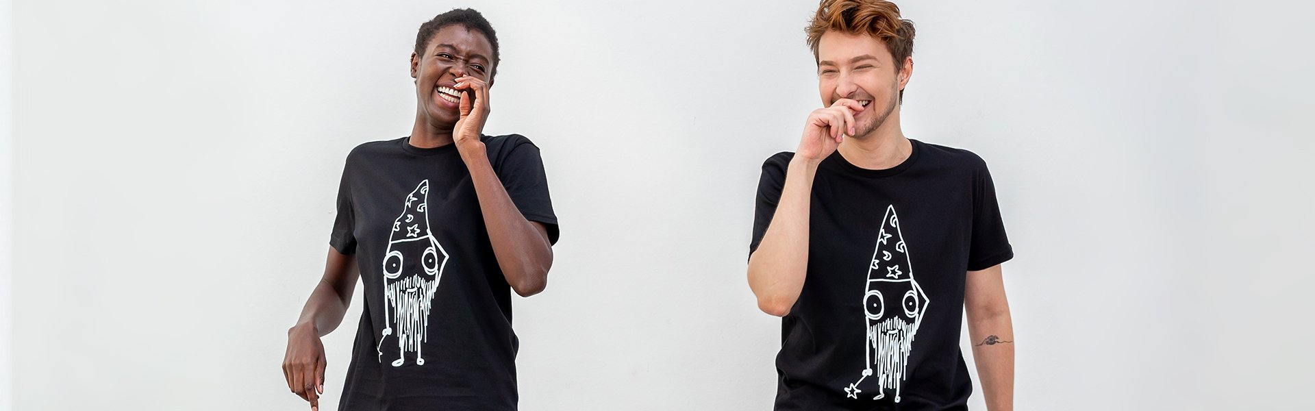 Eine Frau und ein Mann mit Quipster Wizard T-Shirts lachen und haben Spaß