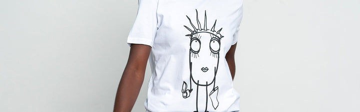 Frau mit weißen Quipster Lady Liberty T-Shirt