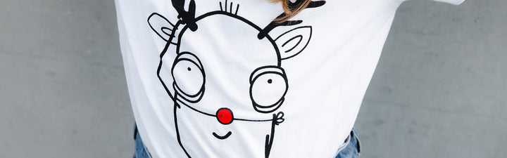 Junges Mädchen mit Quipster Rudolf T-Shirt